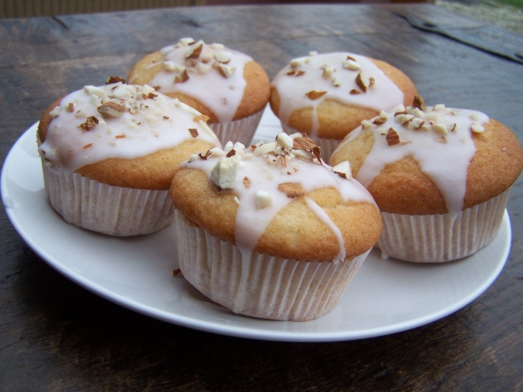 frangipanemuffins with icing and chopped almonds