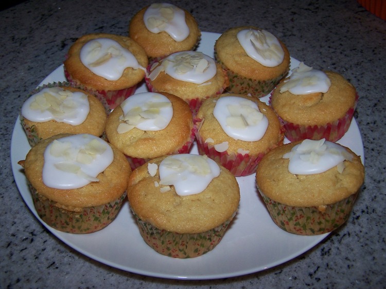 Frangipanemuffins with icing and sliced almonds